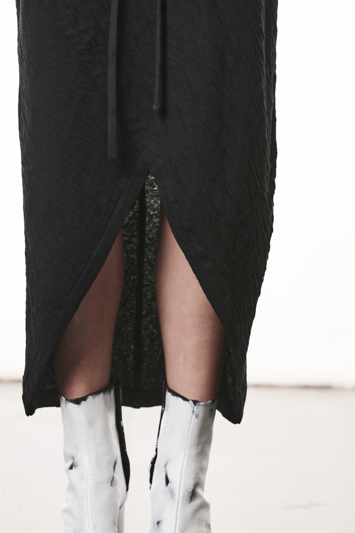 BLACK FRONT CROSSED LONG SKIRT