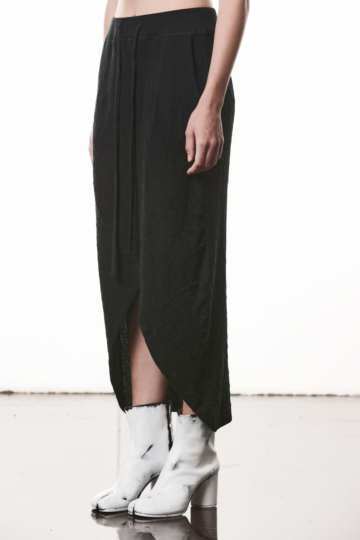 BLACK FRONT CROSSED LONG SKIRT