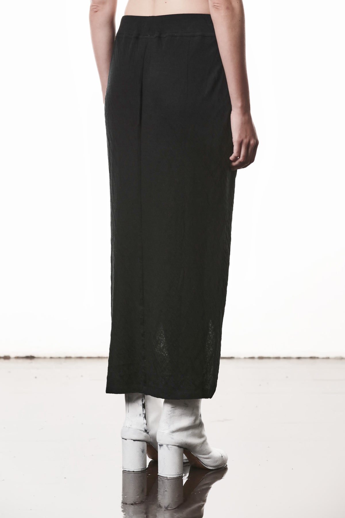 BLACK FRONT CROSSED LONG SKIRT