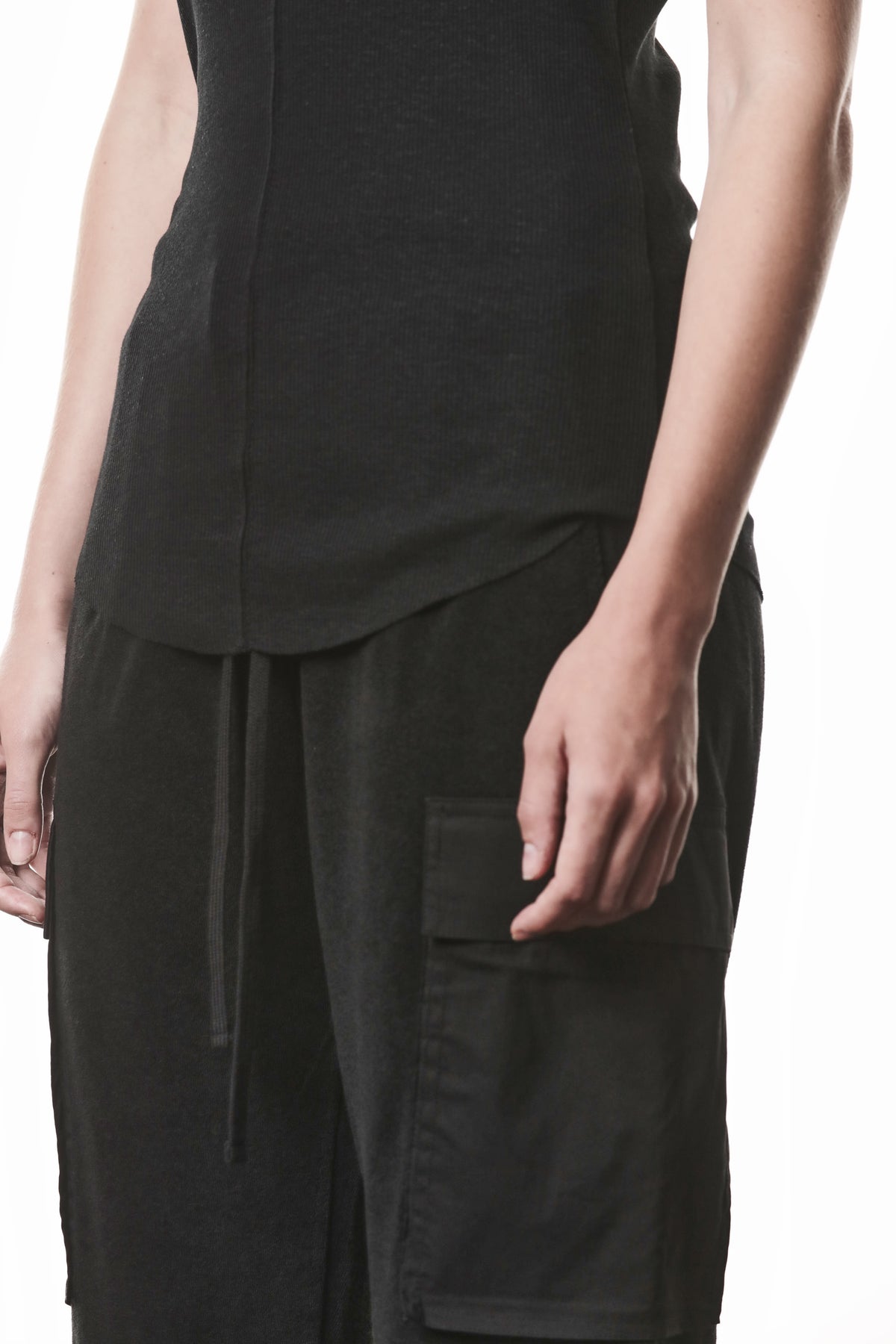 BLACK LONG RIB TANK TOP