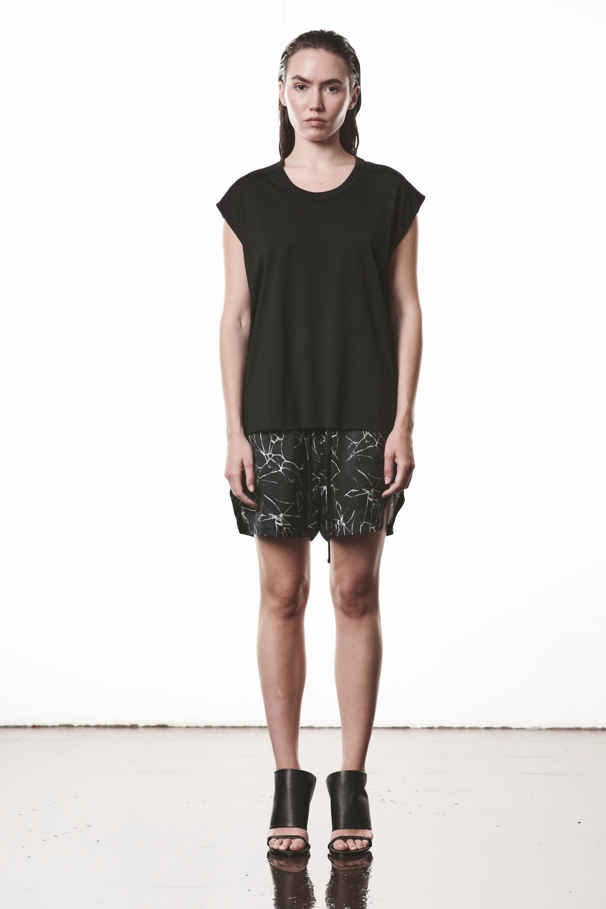 BLACK BROAD SHOULDERS OVERSIZED TOP