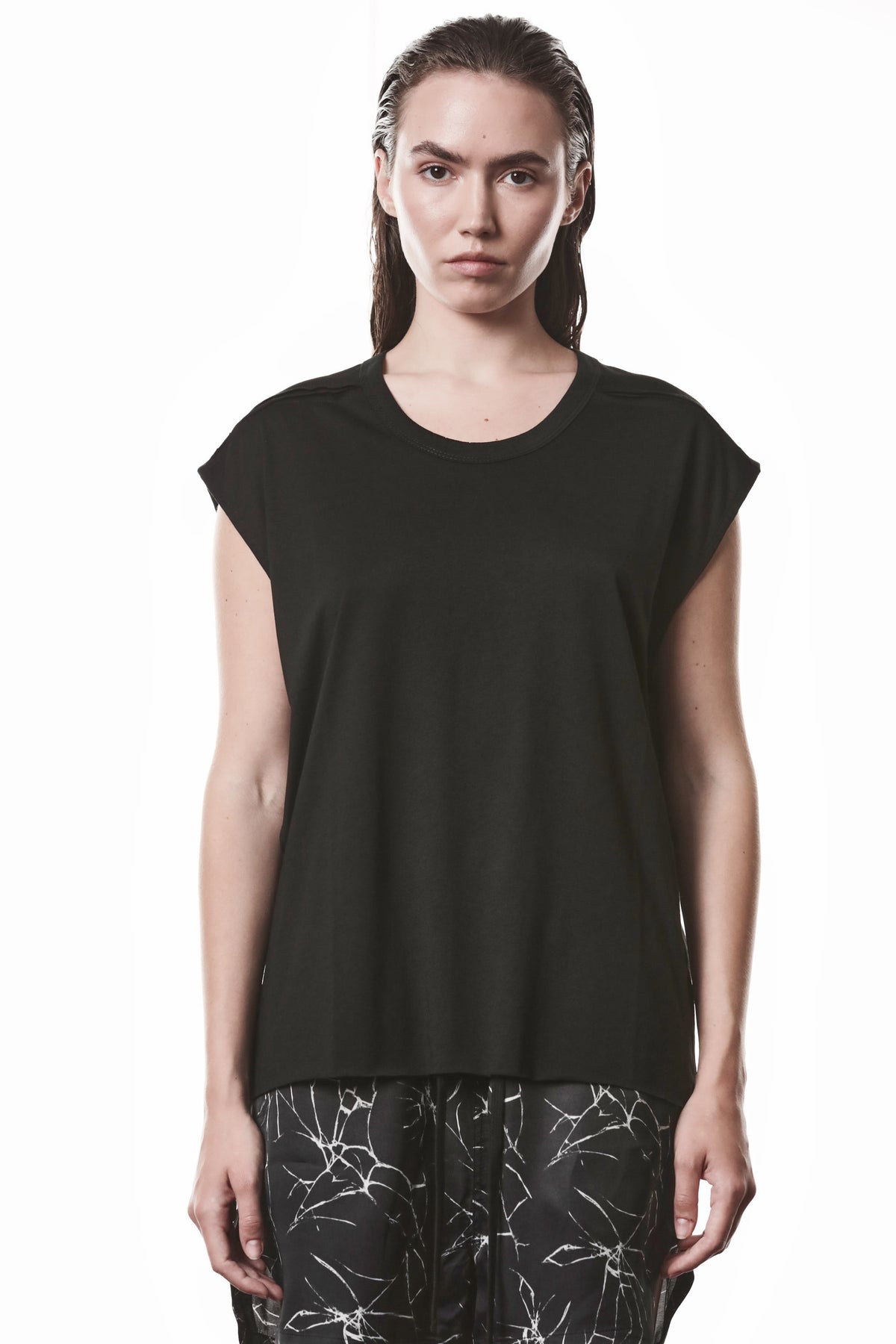 BLACK BROAD SHOULDERS OVERSIZED TOP