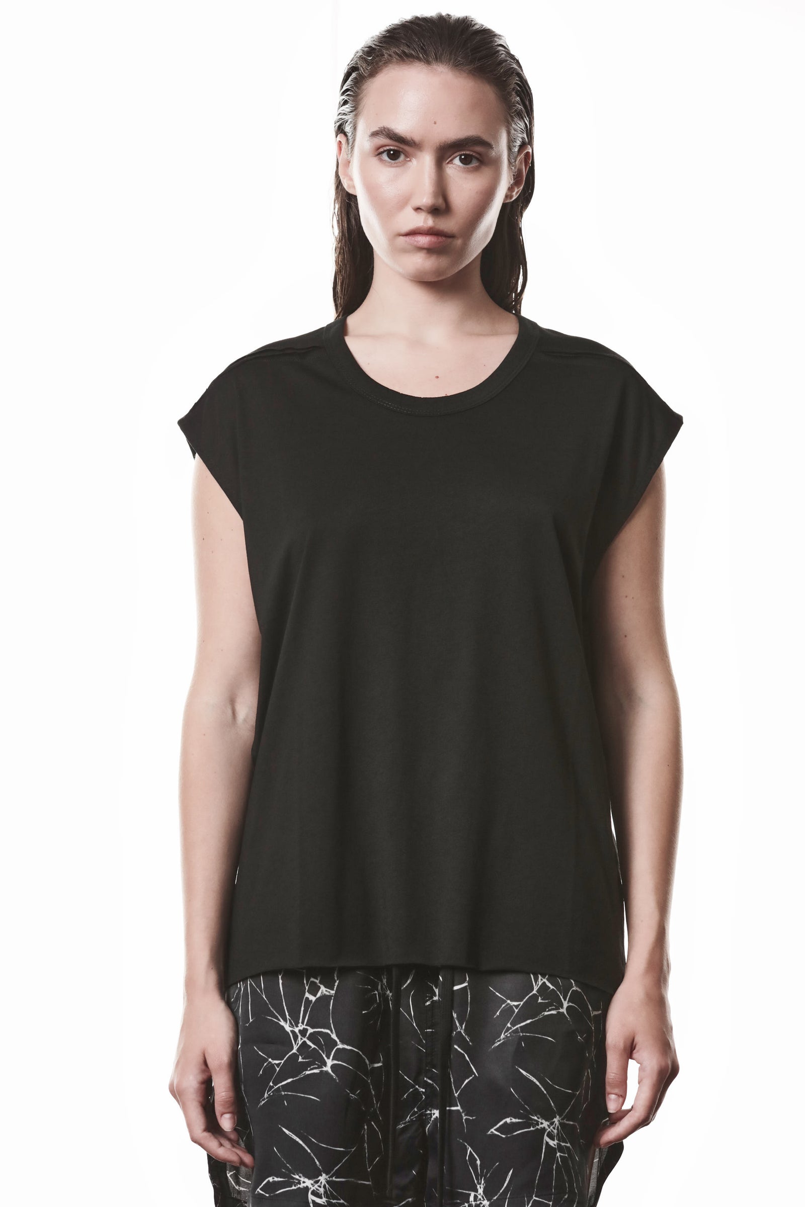BLACK BROAD SHOULDERS OVERSIZED TOP