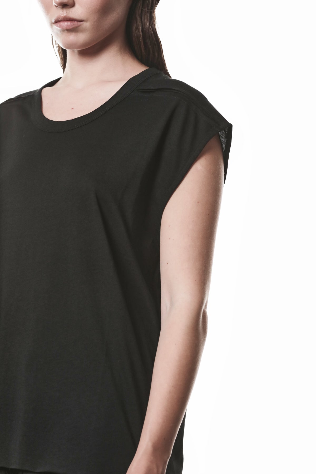 BLACK BROAD SHOULDERS OVERSIZED TOP