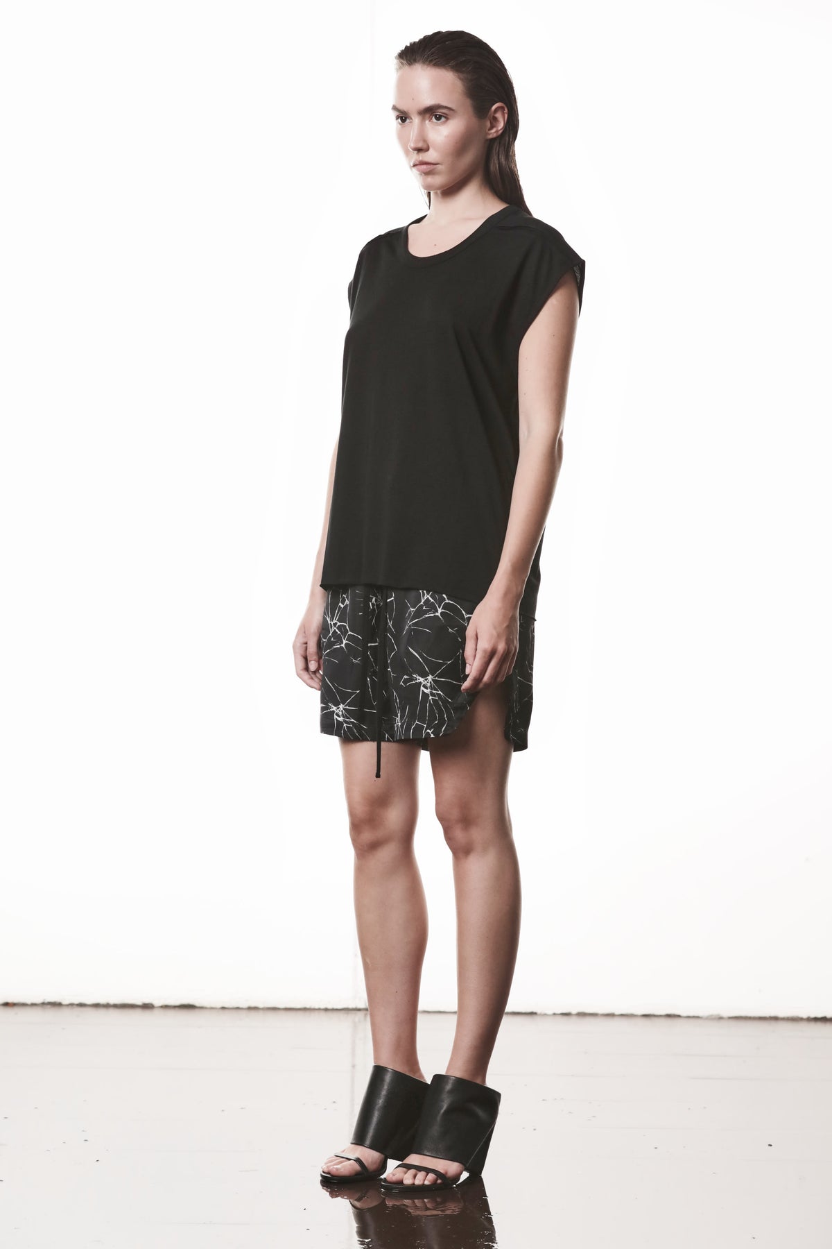 BLACK BROAD SHOULDERS OVERSIZED TOP