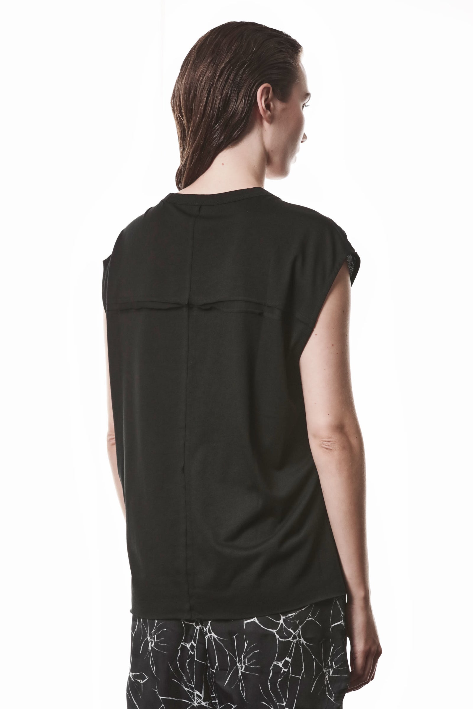 BLACK BROAD SHOULDERS OVERSIZED TOP