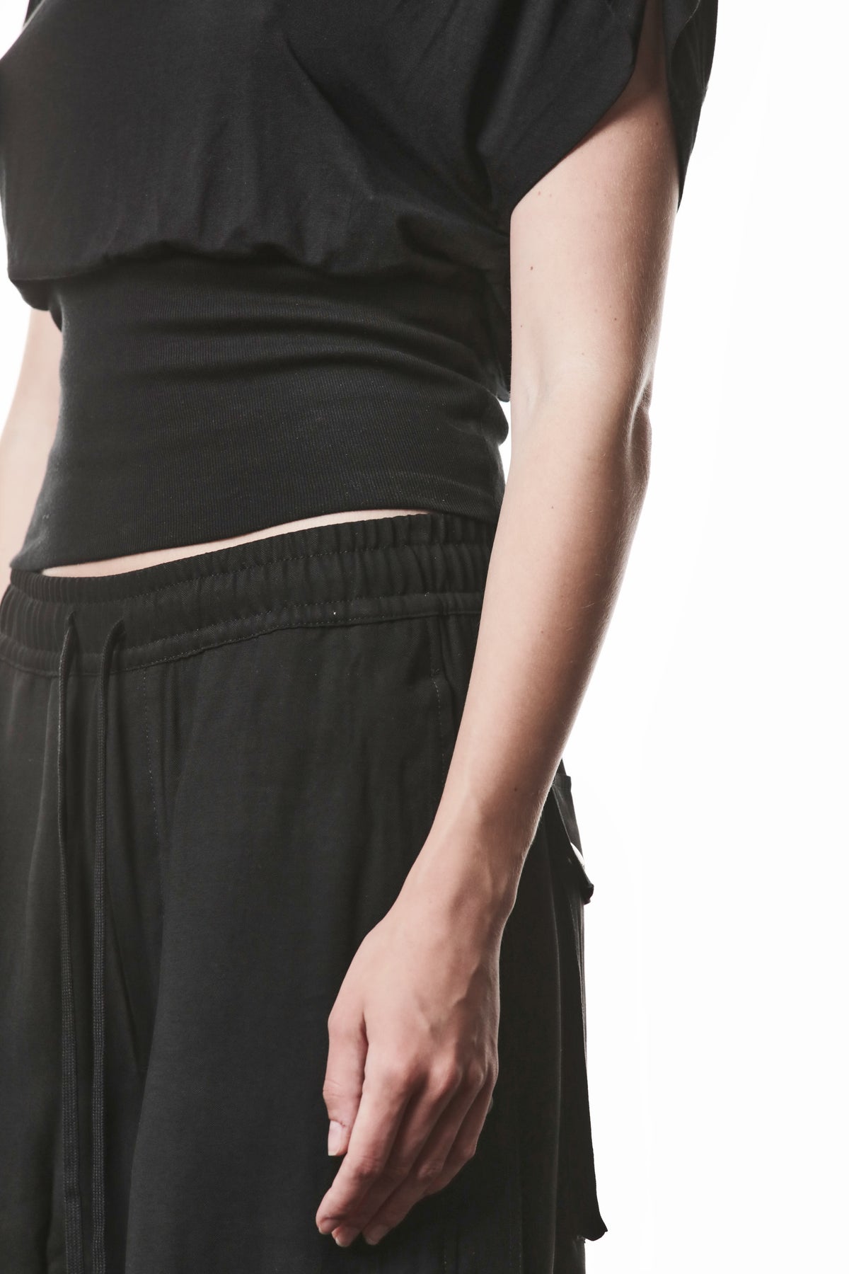 BLACK GATHERED SHOULDERS TOP