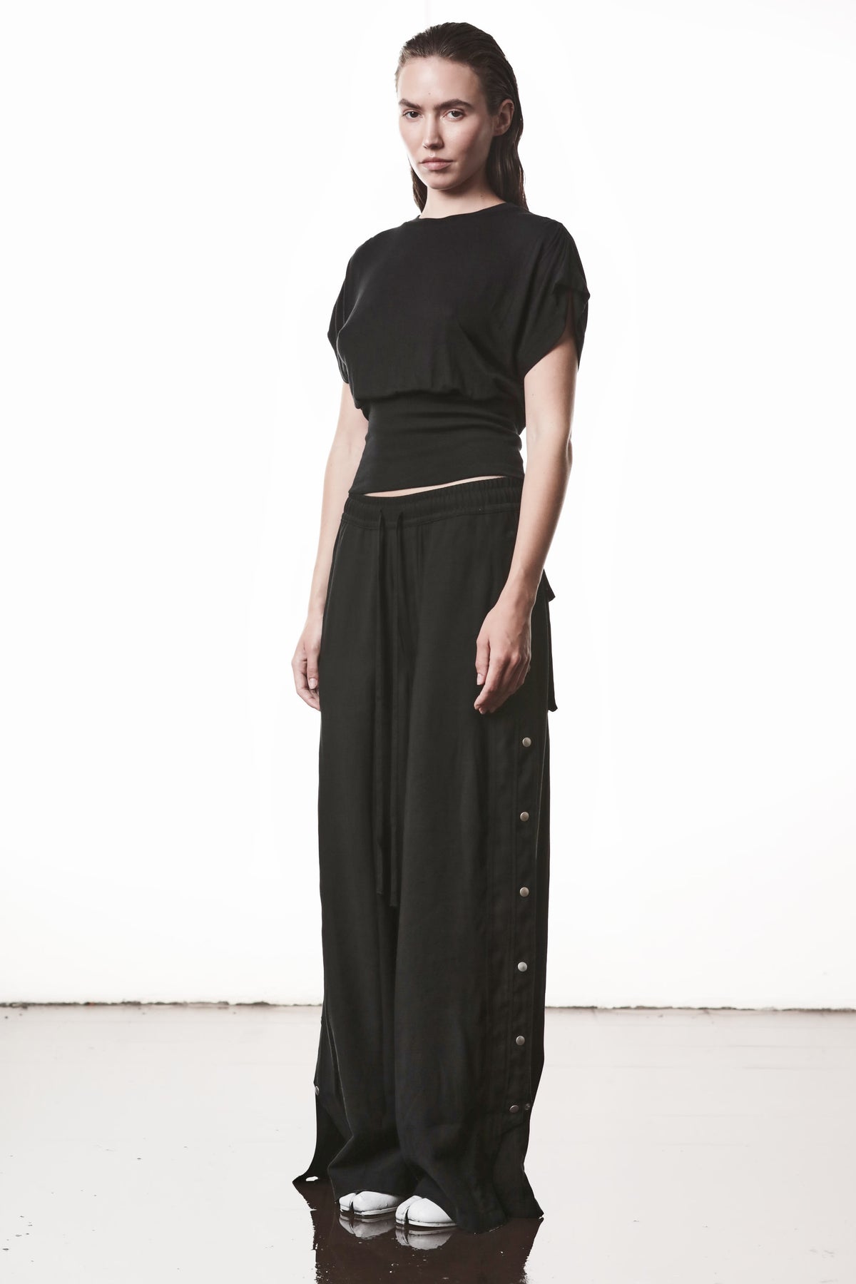 BLACK GATHERED SHOULDERS TOP