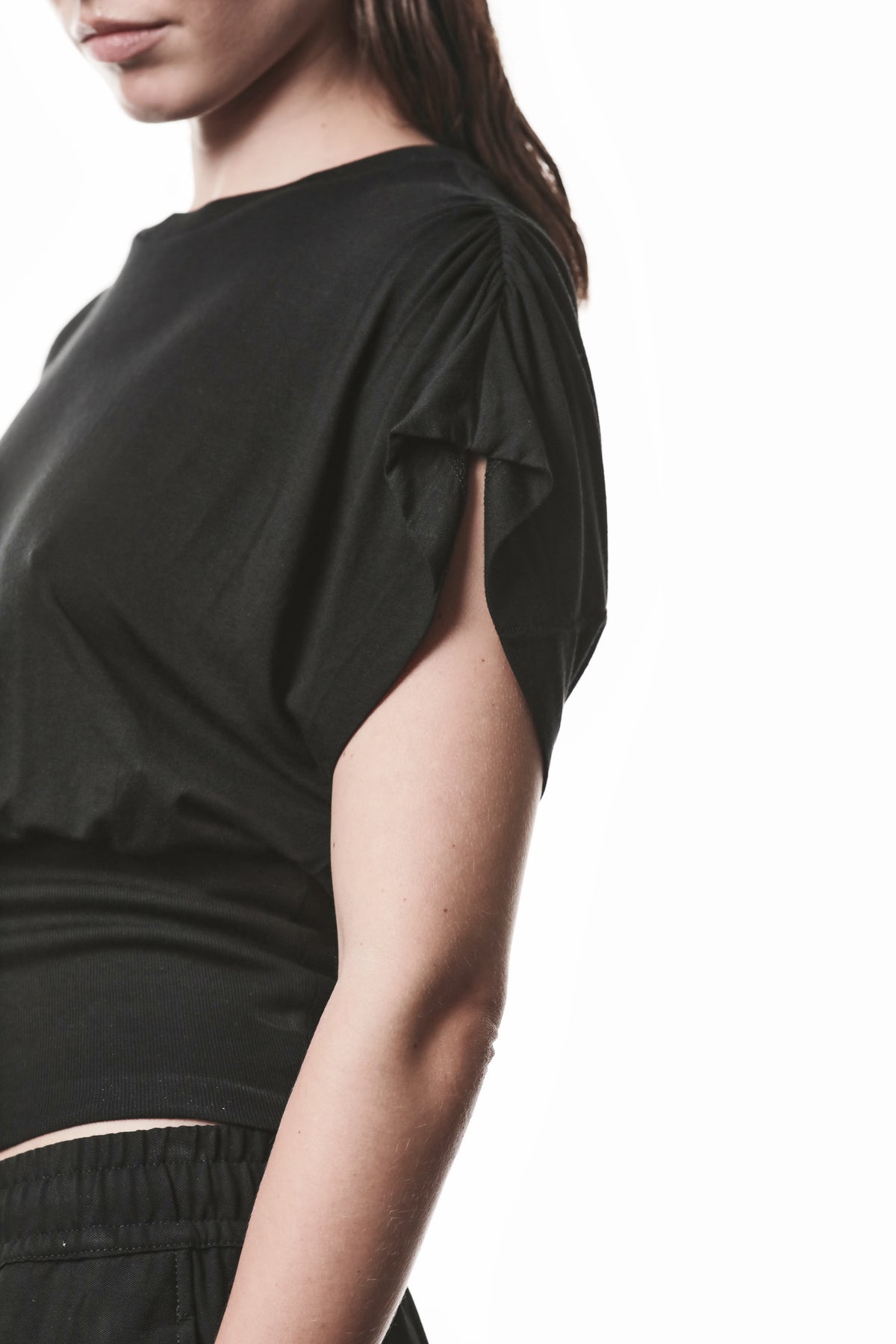 BLACK GATHERED SHOULDERS TOP