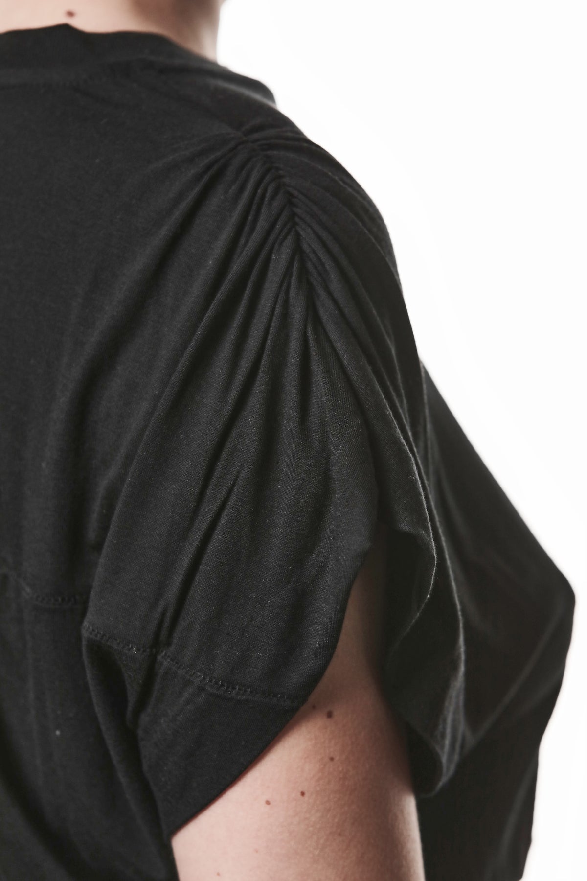 BLACK GATHERED SHOULDERS TOP