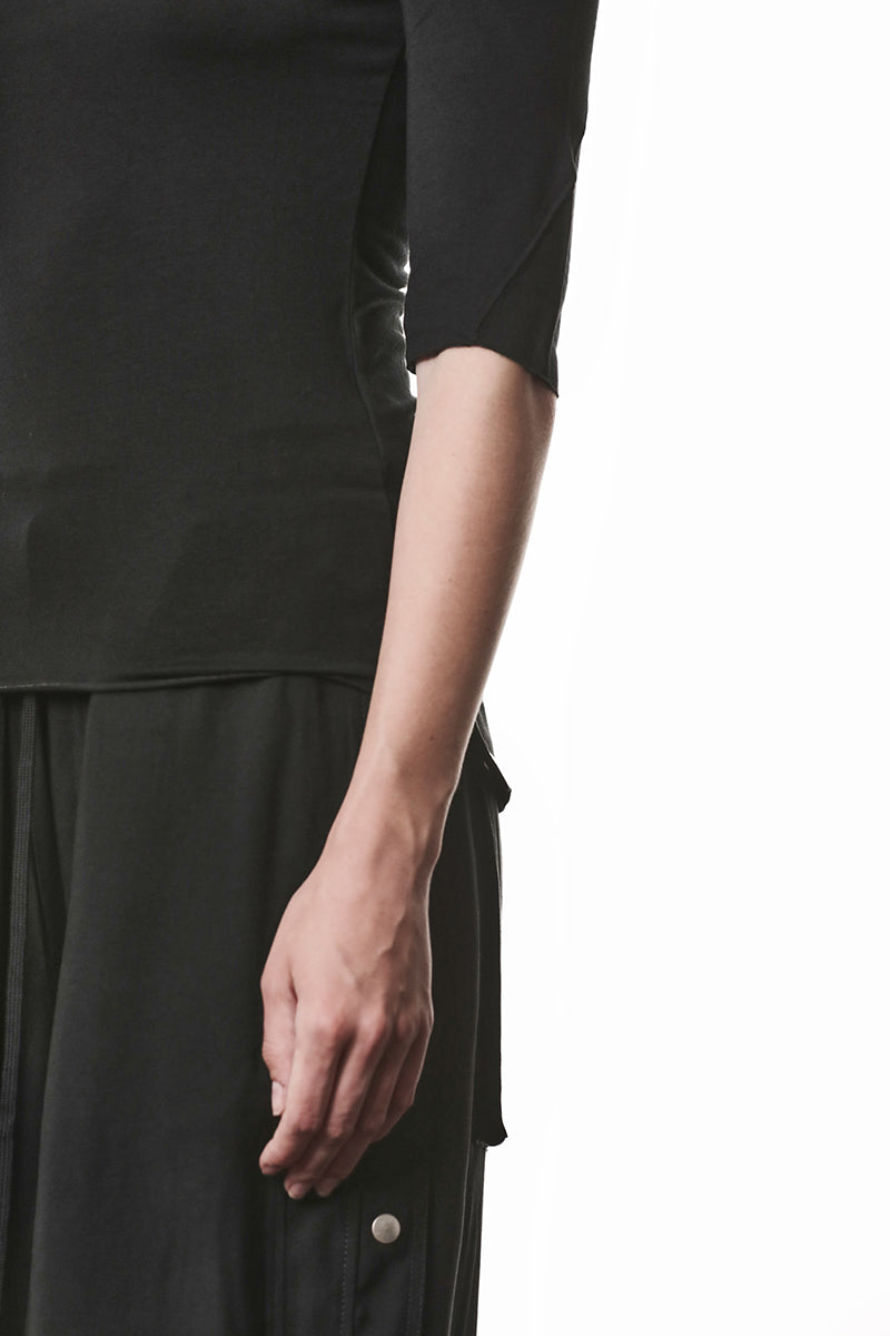 BLACK HALF SLEEVES SLIM TEE